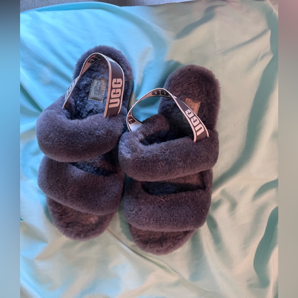UGGS - Picture 3 of 3